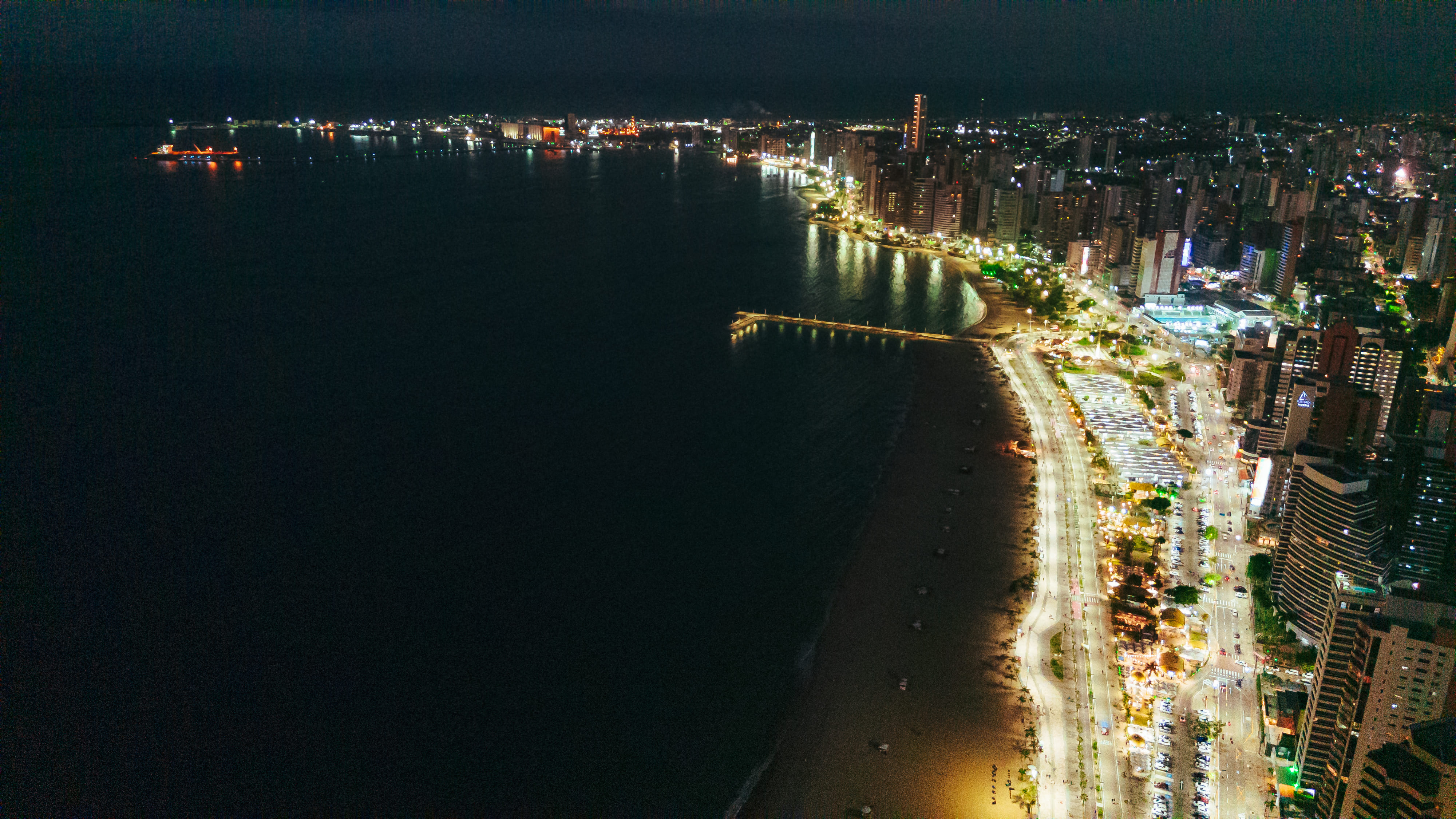 imagem aérea noturna da beira-mar de fortaleza